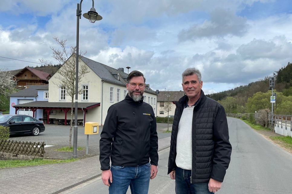 Gemeinsames Engagement für eine nachhaltige Zukunft: Westenergie-Kommunalmanager Christian
Nathem (l.) und Ortsbürgermeister Rudolf Höser begutachten die neue Straßenbeleuchtung in St.
Thomas.