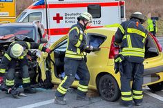Feuerwehrleute mussten die Fahrerin eines Unfallfahrzeugs mit schwerem Gerät aus ihrem Auto befreien.