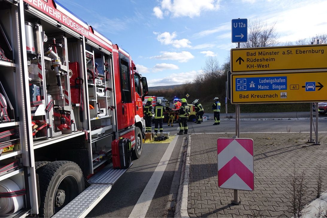 Feuerwehrleute mussten die Fahrerin eines Unfallfahrzeugs mit schwerem Gerät aus ihrem Auto befreien.
