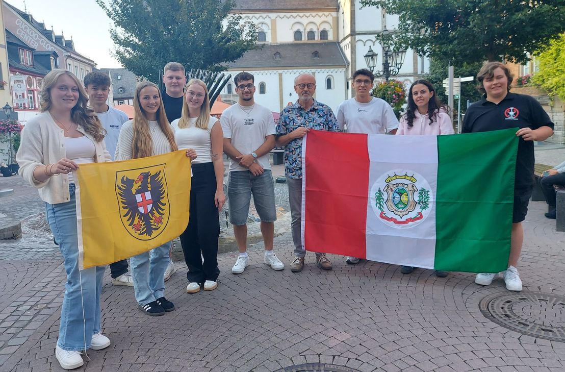 In den Herbstferien reisen neun junge Bopparderinnen und Bopparder als 5. Jugenddelegation nach Brasilien. Mit dabei sind (von links): Anna Weinand, Bastian Bersch, Helen Röhrig, Luis Schneider, Lina Röhrig, Maximilian Bock, Delegationsleiter Peter Kockelmann, Henry Gulich, Marzia Löw und Twan de Jonge.