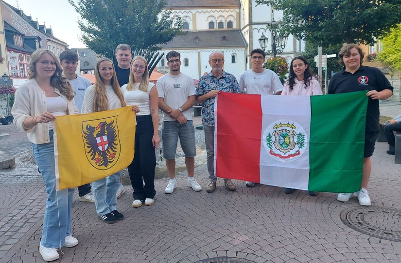 In den Herbstferien reisen neun junge Bopparderinnen und Bopparder als 5. Jugenddelegation nach Brasilien. Mit dabei sind (von links): Anna Weinand, Bastian Bersch, Helen Röhrig, Luis Schneider, Lina Röhrig, Maximilian Bock, Delegationsleiter Peter Kockelmann, Henry Gulich, Marzia Löw und Twan de Jonge.