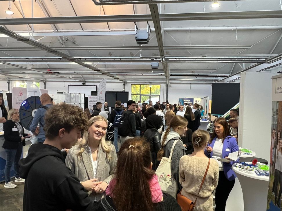 Spannende Gespräche und direkte Einblicke erwarten die Besucher am Freitag, 10. Oktober, bei der siebten Job- und Ausbildungsmesse in der Halle »Wohnraum« der Alten Tuchfabrik.  Foto: Archiv/Nielen