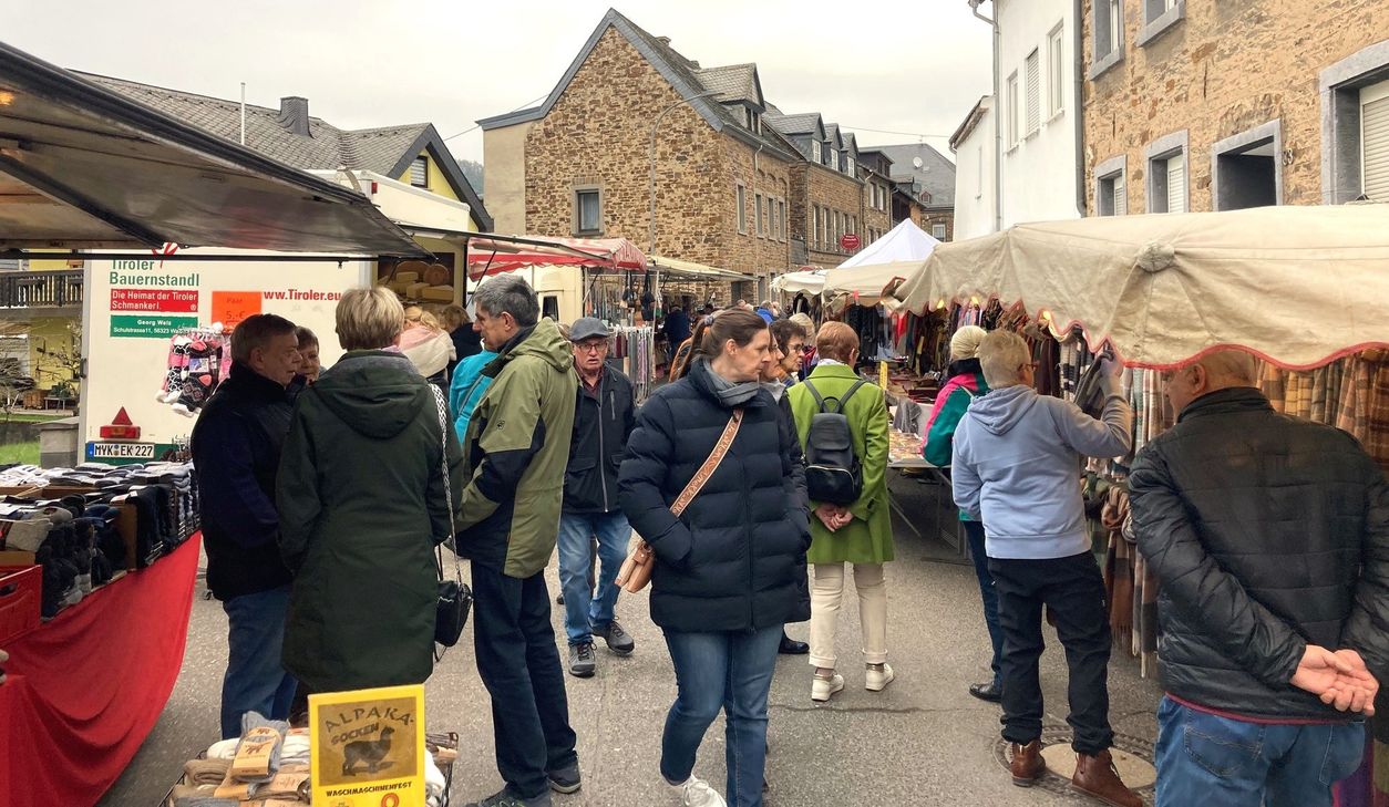 Der Katharinenmarkt lockt zahlreiche Besucherinnen und Besucher nach Treis-Karden.