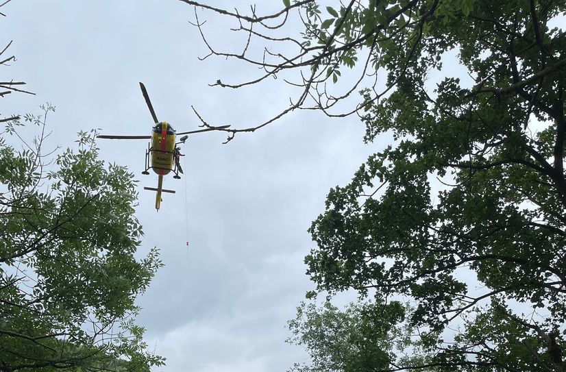 Die Rettungskräfte kamen nur zu Fuß und per Helikopter zur unwegsamen Unfallstelle.