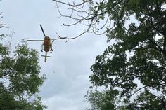 Die Rettungskräfte kamen nur zu Fuß und per Helikopter zur unwegsamen Unfallstelle.
