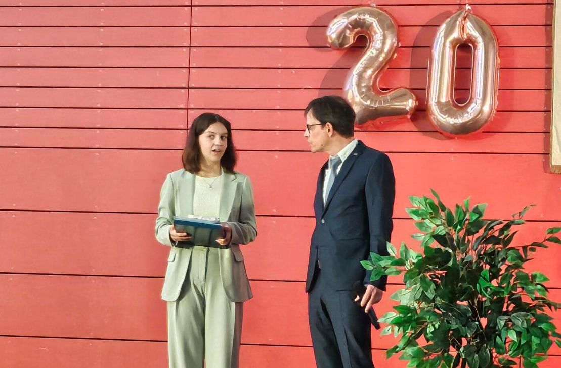 Vanessa Vollrath mit dem Preis der Ministerin.