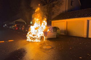 Der Pkw wurde durch das Feuer vollkommen zerstört, verletzt wurde aber glücklicherweise niemand.