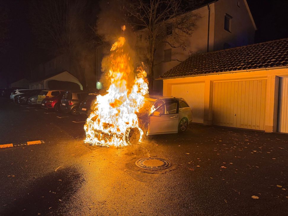 Der Pkw wurde durch das Feuer vollkommen zerstört, verletzt wurde aber glücklicherweise niemand.