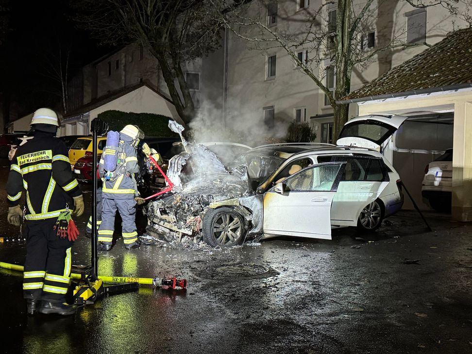 Die Einsatzkräfte der Feuerwehr hatten das Feuer schnell unter Kontrolle und konnten so ein Übergreifen der Flammen auf andere Fahrzeuge verhindern.