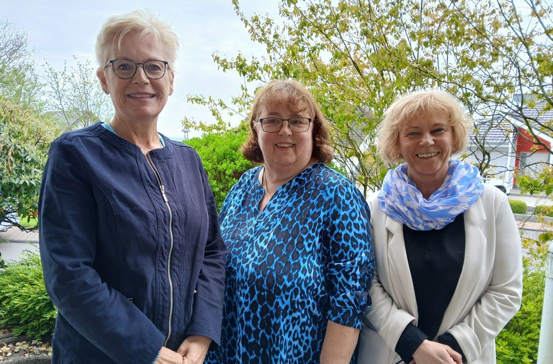 Drei Mitarbeiterinnen, 100 Jahre Arbeitserfahrung bei den Diakonie Sozialstationen: Die Leiterin der Ambulanten Dienste, Anja Bindges, ihre Kollegin aus der Diakonie Sozialstation Traben-Trarbach, Birgit Rämmler und Sabine Herfen vom Pflegestützpunkt Kirchberg.