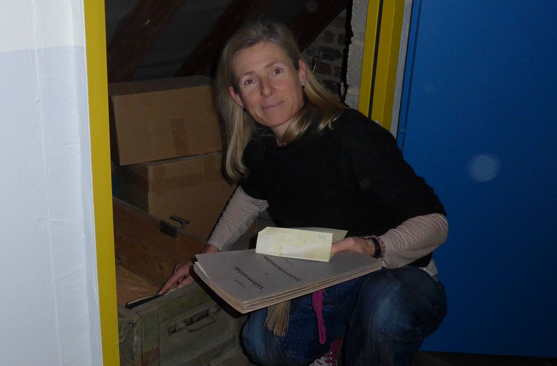 80 Jahre lang waren die Zeugnisse in einer Munitionskiste verborgen. Corinna Feltes (kleines Bild und großes Bild, 2.v.l.) hat den Schatz geöffnet...