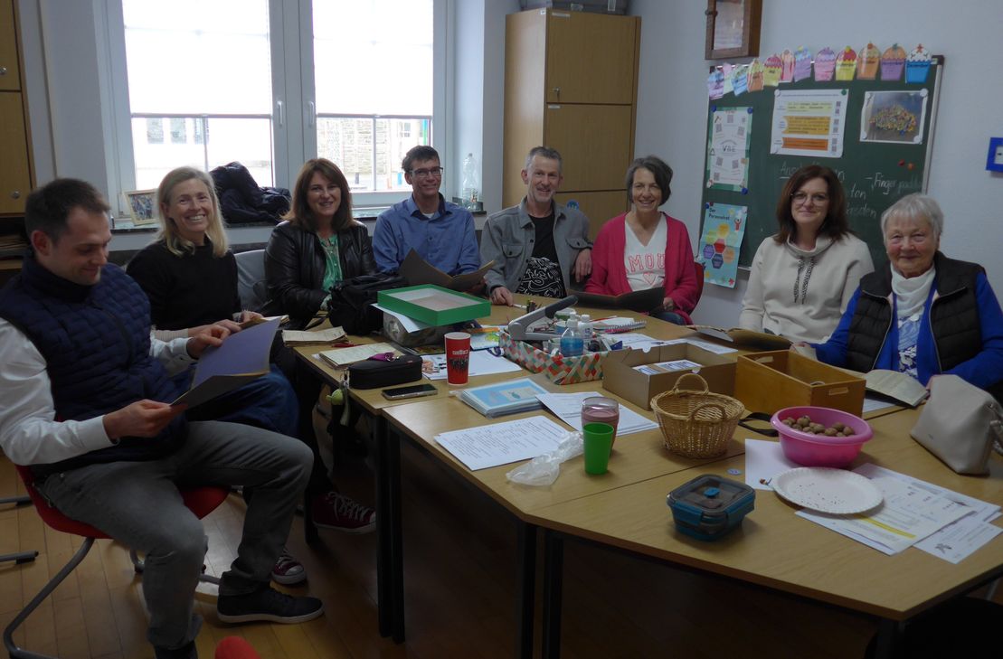 ...und mit ihrem Helferteam um Zeitzeugin Christel Stollenwerk (r.) Spannendes über die Schmidter Schule nach dem Krieg herausgefunden.