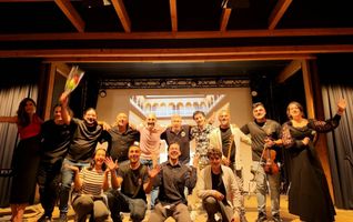 Die eigens für die Interkulturelle Woche gegründete DRK-IKW-Band feierte beim internationalen Familienfest in Bitburg ihre Premiere. Musiker unterschiedlicher Herkunft setzten mit Liedern in mehreren Sprachen ein Zeichen für kulturelle Vielfalt und Gemeinschaft.