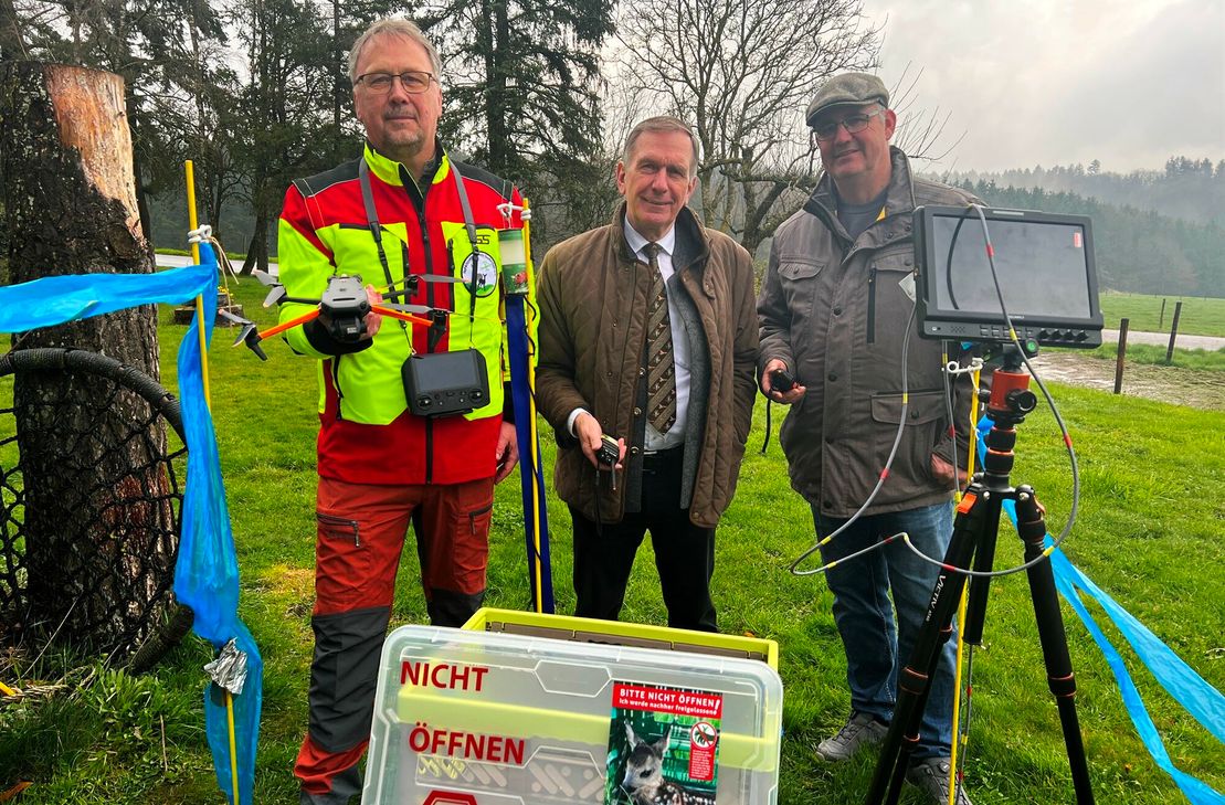 Bernd Osterthun rettete mit seinem Verein allein im vergangenen Jahr 25 Rehkitzen das Leben. Gemeinsam mit Bodo Weranek (Vorsitzender Kreisjägerschaft Euskirchen) und Helmut Dahmen (Kreisbauernschaft) präsentiert er hier das Drohnen-Equipment, das bei der Rehkitzrettung zum Einsatz kommt. Foto: Scholl