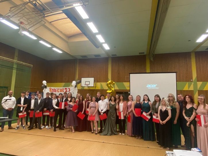 Es ist vollbracht: Die zufriedenen Absolventinnen und Absolventen feierten ihre erlangte allgemeine Fachhochschulreife.