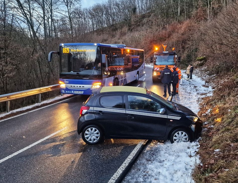 Wegen eines Unfalls und spiegelglatter Straßen steht ein Bus in Bergen bei Kirn seit einer Stunde mit 30 Schulkindern an Bord. Der Bus war nicht an dem Unfall beteiligt.