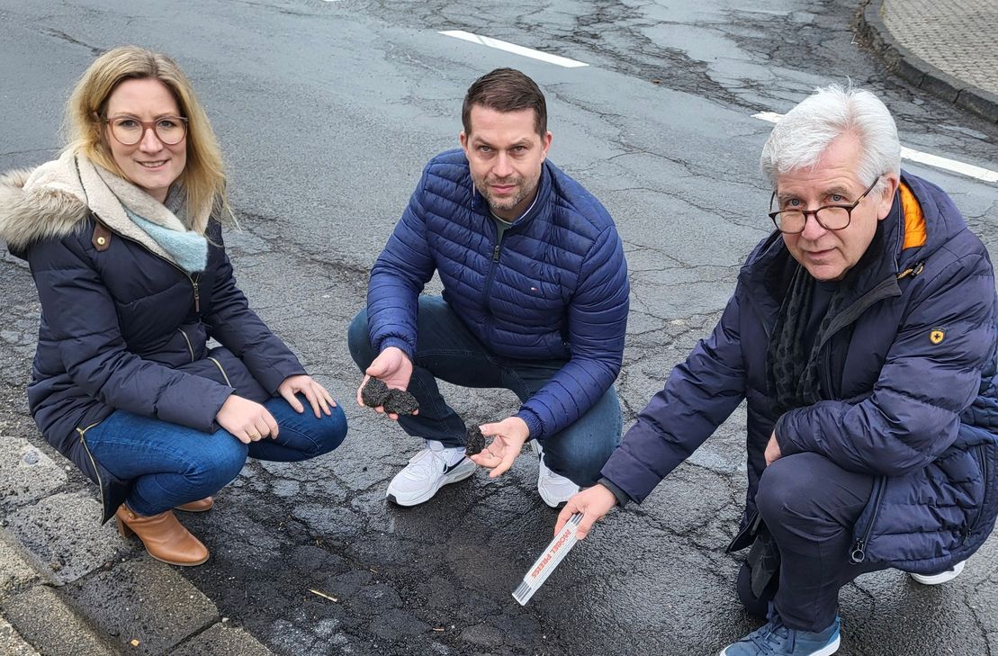 Die Landtagsabgeordnete Karina Wächter informierte sich erneut in Heinzenbach bei Ortsbürgermeister Tobias Kalb (Mitte) und dessen Beigeordneten Wolfgang Meurer über die teils großen Beschädigungen und den sanierungsbedürftigen Zustand der L 228 in der Ortsdurchfahrt der Gemeinde Heinzenbach.