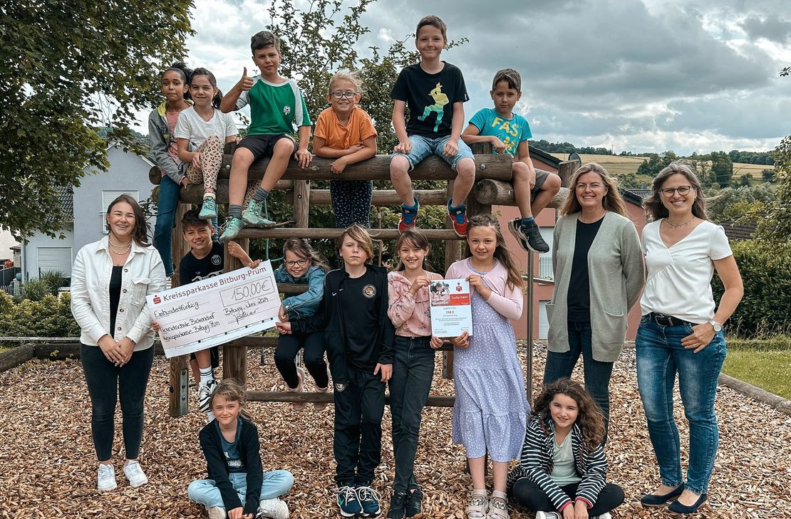 Die Schülerinnen und Schüler der 4. Klasse der Wilhelm-Busch-Grundschule Bickendorf-Seffern mit ihrer Schulleiterin und Lehrerin, sowie Julia Vollmer, Jugendmarkt-Betreuerin der Kreissparkasse