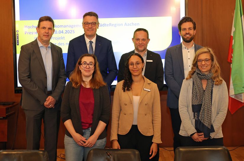 Städteregionsrat Dr. Tim Grüttemeier, Sander Lutterbach und Dr. Martha Wingen (Hochwasserrisikomanagement bei der StädteRegion Aachen), Dr. Julian Hofmann (FloodWaive Predictive Intelligence GmbH) und die technische Dezernentin der StädteRegion Aachen Susanne Lo Cicero-Marenberg stellten das INFRAH-Projekt vor.