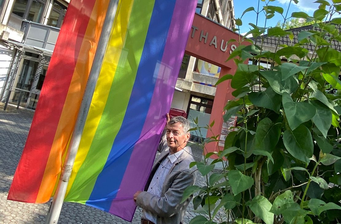 Hissen der Regenbogenflagge anlässlich des "Pride Month".