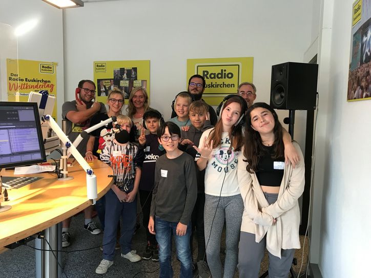 Am Weltkindertag "übernahmen" Kinder zwischen 12 und 14 Jahren mehrere Stunden die Sendungen beim Lokalsender. Sie sprachen als Co-Moderatoren über Themen von Taschengeld bis Weltfrieden. Gemeinsam mit dem Team des Lokalsenders gab es ein Erinnerungsfoto.