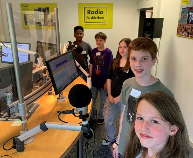 Am Weltkindertag "übernahmen" Kinder zwischen 12 und 14 Jahren mehrere Stunden die Sendungen beim Lokalsender. Sie sprachen als Co-Moderatoren über Themen von Taschengeld bis Weltfrieden.