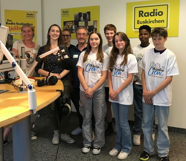 Am Weltkindertag "übernahmen" Kinder zwischen 12 und 14 Jahren mehrere Stunden die Sendungen beim Lokalsender. Sie sprachen als Co-Moderatoren über Themen von Taschengeld bis Weltfrieden. Gemeinsam mit dem Team des Lokalsenders gab es ein Erinnerungsfoto.