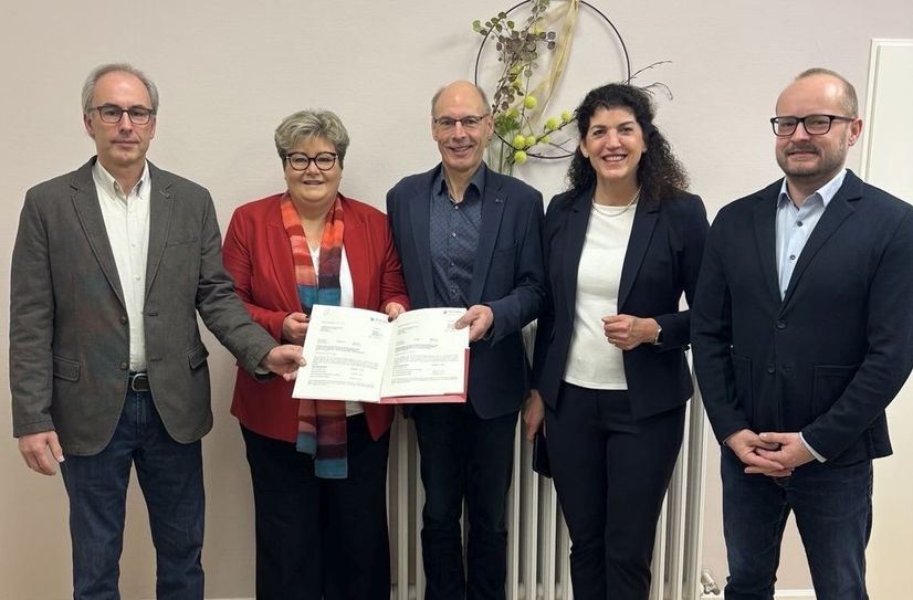 Unser Foto zeigt (von links nachrechts) Bernd Reusch, Beigeordneter der Ortsgemeinde Berglicht, Bettina Brück, Bildungsstaatssekretärin, Michael Reusch, Ortsbürgermeister Berglicht, Vera Höfner, Bürgermeisterin der Verbandsgemeinde Thalfang am Erbeskopf, und Mario Boiselle-Hempel, Kreisverwaltung Bernkastel-Wittlich.