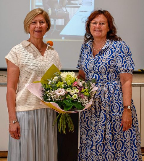 Bettina Hampel (links) mit Andrea Becker von der ADD.