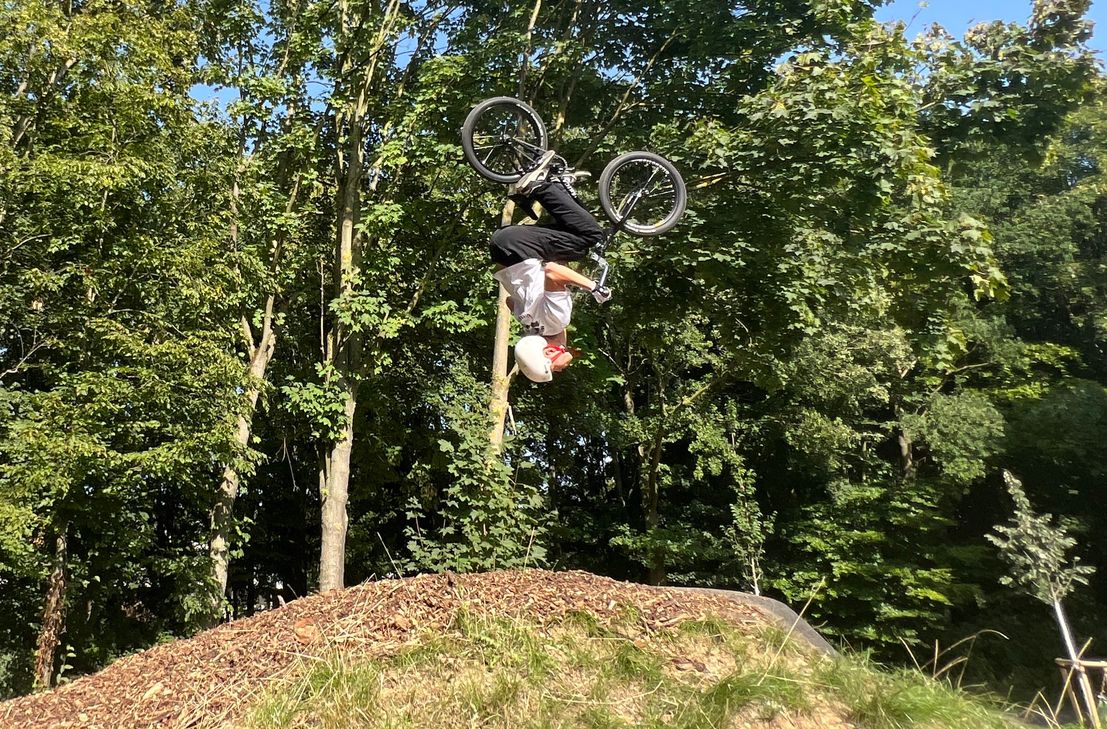 Sebastian Rölen vom Birresborner BMX-Verein »Woodstyle«, zeigte  auf Einladung der Stadt Euskirchen auf dem neuen Pumptrack in der Auelsburg verschiedene Tricks, wie Beispielsweise einen »Backflip« (Rückwärtssalto).