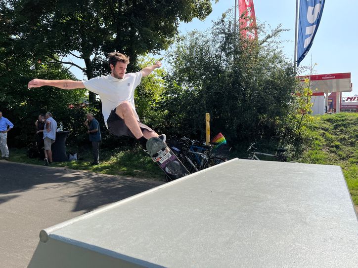 Skate-Coach Jan Hochgürtel beeindruckte mit Tricks im neuen Skatepark in der Georgstraße.