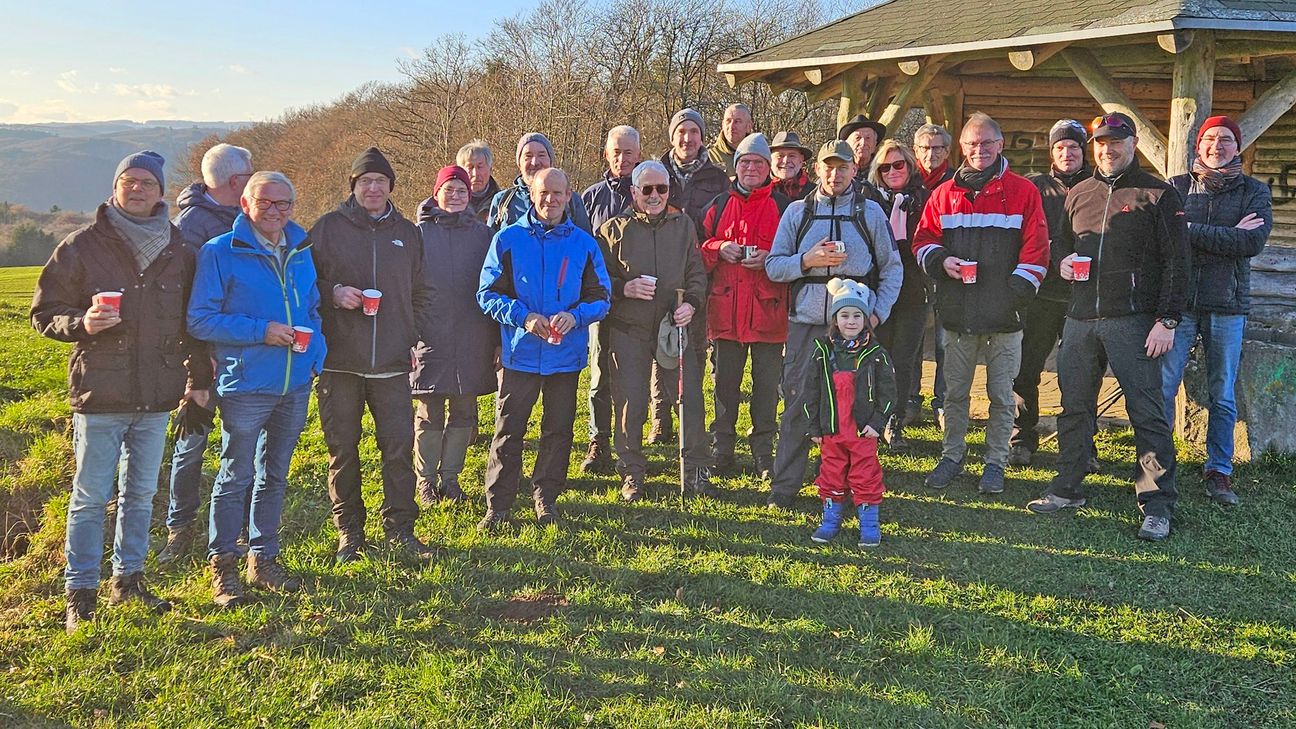 Themen und Gesprächsstoff gab es für die Wegepaten der Traumpfade und Traumpfäd-chen beim diesjährigen Saisonabschluss – einer gemeinsamen Glühwein-Wanderung auf dem Traumpfädchen Riedener Seeblick – reichlich. Unter anderem auch das neue digi-tale Wegemanagement, das nicht nur die Ar-beit der Wegepaten erleichtert, sondern Wan-derer zum Beispiel mittels intelligenter Senso-rik an Trittsteinen in Bächen auch den Pegel-stand anzeigt.