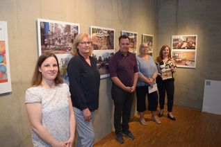 Maja Kützemeier (v.li.) und Museumsleiterin Dr. Heike Lützenkirchen gaben gemeinsam mit Bürgermeister Sacha Reichelt, Silke Winter (Stadt Euskirchen) und Sabine Dünnwald (Leiterin Stadtarchiv) einen Vorschmack auf die Ausstellung.