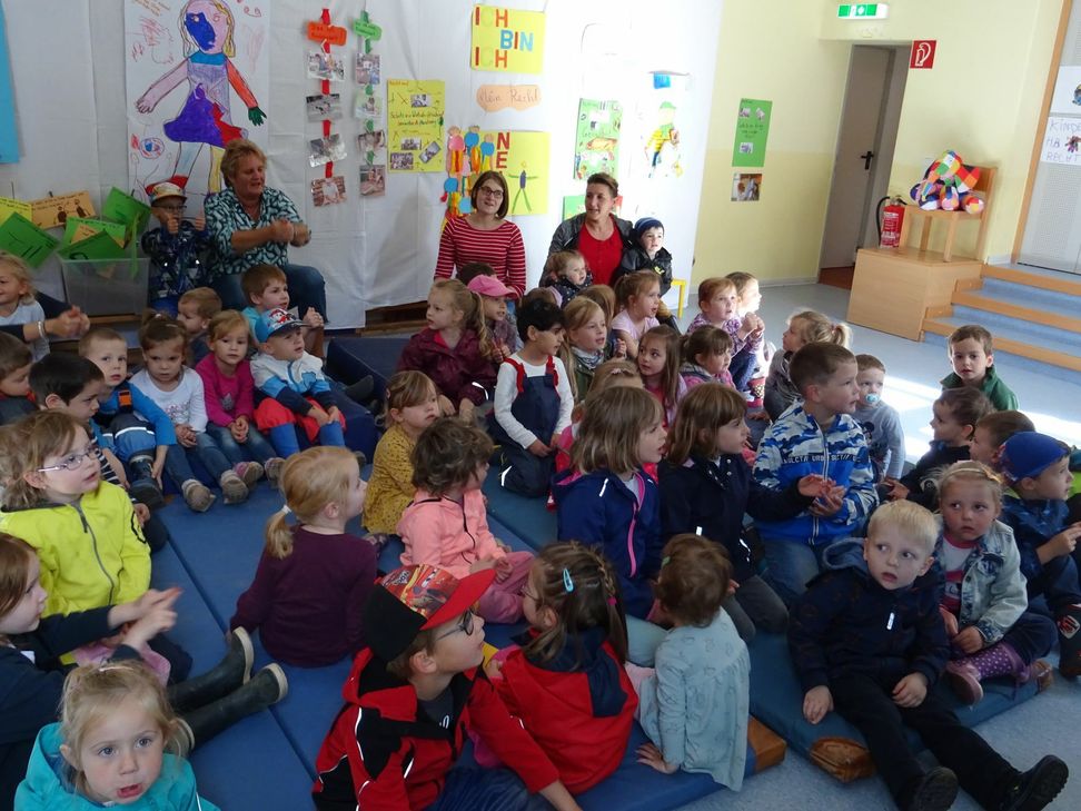 Die KiTa St. Martin möchte mit einer Vernissage und der Vorstellung des Projekte "Kinderrechte" ein Zeichen setzen für Menschenwürde, Freiheit, Vielfalt, Respekt und Toleranz. Das Projekt wurde initiiert vom Team der KiTa St Martin, vom Familienzentrum "Fidibus" e.V. und dem Förderverein der Kita.Foto: Johannes Frank