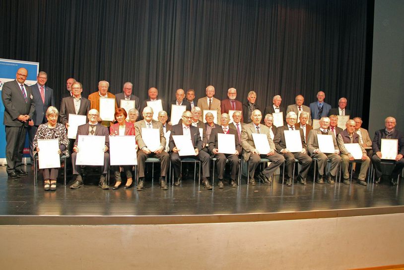 Drei Handwerksmeisterinnen und 30 Handwerksmeister konnten ihren Goldenen Meisterbrief im Forum in Daun persönlich in Empfang nehmen.  Foto:©Kreishandwerkerschaft MEHR