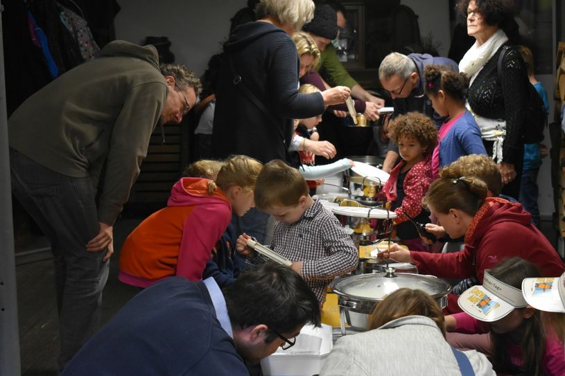 Jedes Team bestehend aus Kindern, Eltern oder auch Großeltern hatte seinen eigenen Arbeitsplatz, an dem der Ziegenkäse hergestellt wurde. Foto: Woltmann