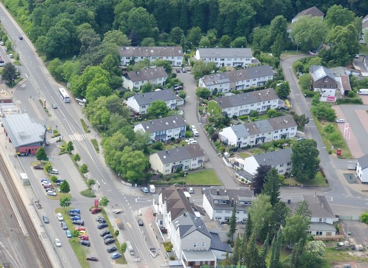 Die Marienau (Straße rechts am Bildrand) wird ab Dienstag, 29. Juni, für voraussichtlich sieben Wochen gesperrt. Anwohner müssen die Umleitung durch den Wald und „Im Schmidtenloch“ nutzen. Luftbild/Archiv: Manfred Lang/pp/Agentur ProfiPress