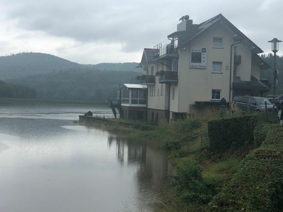 Noch hat das Wasser der Rurtalsperre die Häuser Rurbergs nicht erreicht.