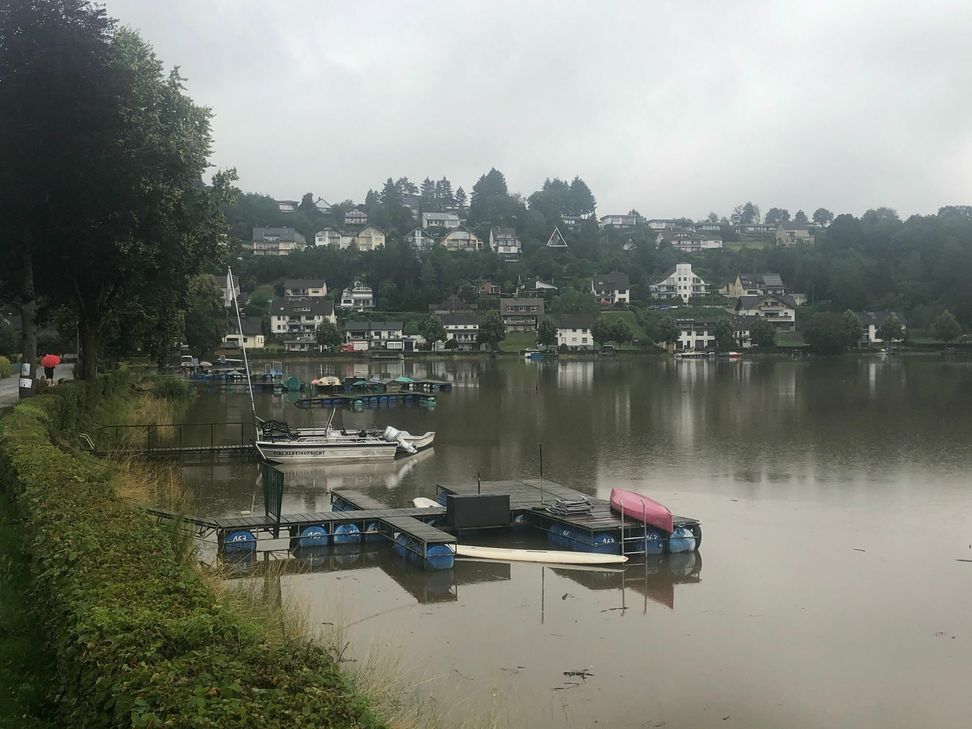 Doch am Ufer ist nicht mehr viel Platz...