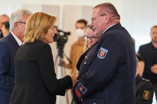 Malu Dreyer überreichte das Feuerwehr-Ehrenkreuz für Katharina Kraatz an Mutter Frauke und Vater Udo Kraatz. Foto:  Staatskanzlei RLP/Jonas Werner