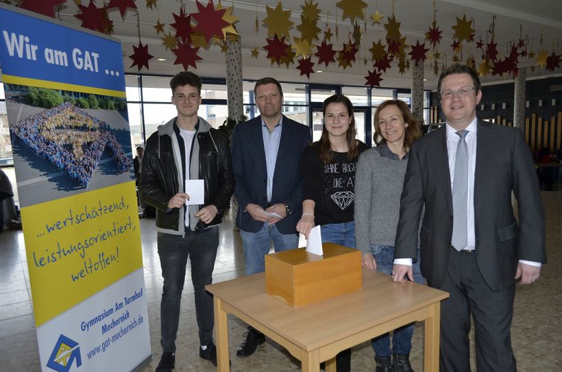 Sie haben in der Schulkonferenz beschlossen, Eltern und Schüler in den Entscheidungsprozess einzubinden (v.li.): Marco Kronenberg, Andreas Sack, Lea Wiegmann, Thalke Hüchting und Micha Kreitz. mn-Foto