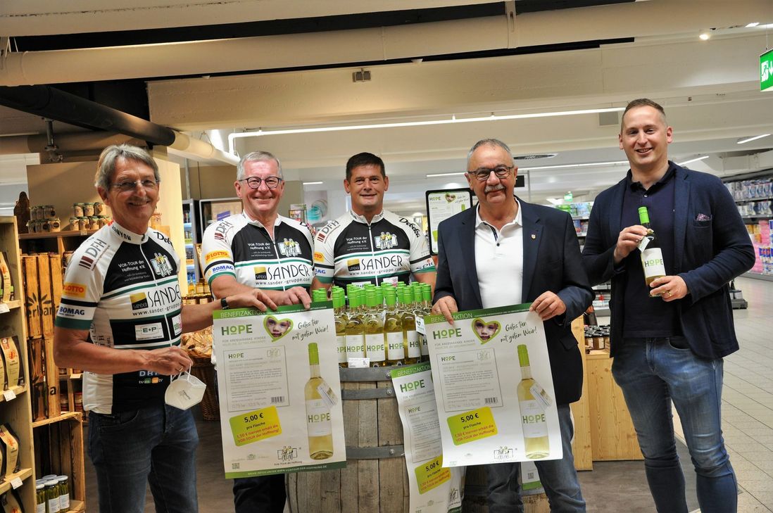 Freuen sich, den neuen Hope-Wein zu präsentieren (v.l.).Kreisbeigeordneter Alex Licht, die Vortour-«Kümmerer« Hans-Josef und Klaus Bracht, Fritz Kohl, stellv. Bürgermeister Wittlich-Land, und Geschäftsführer Matthias Bungert.