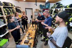 Die vom Hochwasser zerstörte und mit Holzregalen wieder provisorisch eingerichtete Kleiderkammer des Feuerwehrgerätehauses in Kall diente als Aufnahmestudio für besonders gute Sänger.  Foto: Reiner Züll