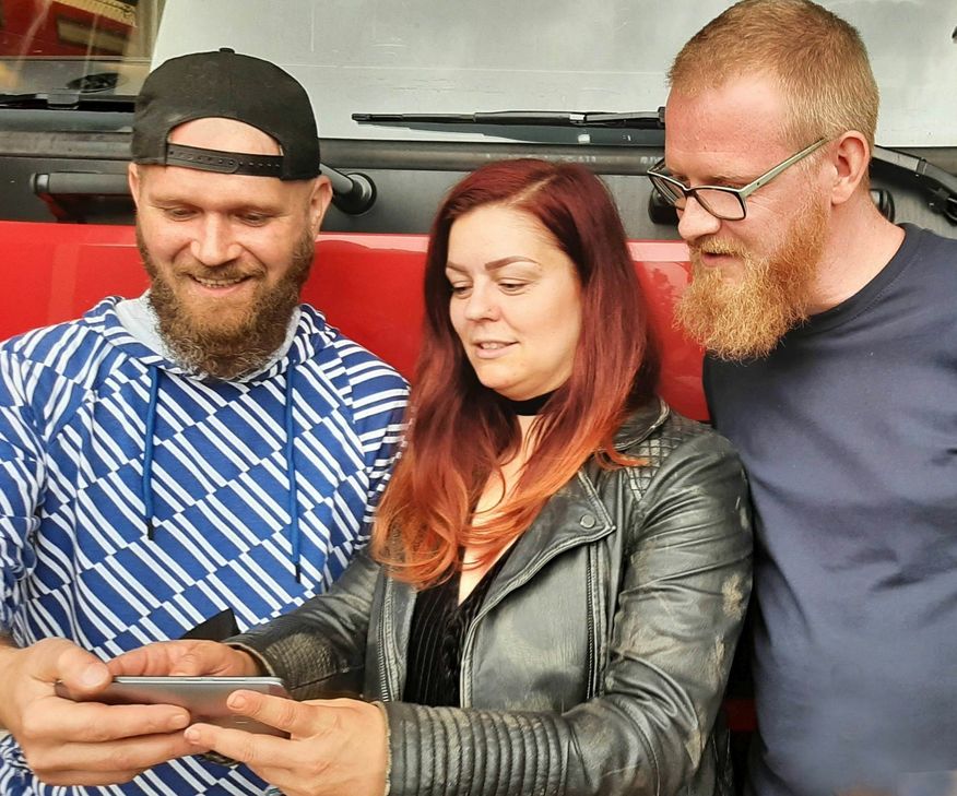 Die YouTuber Tom Bork (links) und Bernd Züll (rechts) schufen das beeindruckende Video "In unsrem Veedel", in dem auch die Musical-Sängerin Juliane Bischoff einen Gesangspart. übernahm. Foto: Reiner Züll