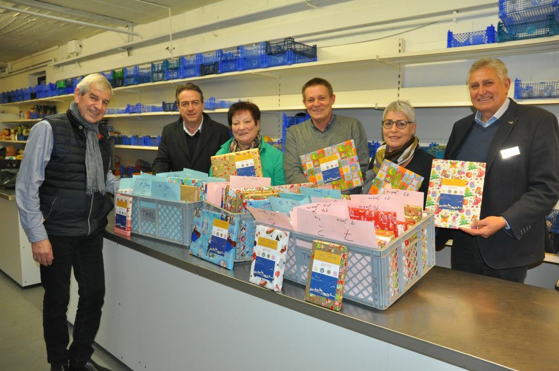 Die Buchgeschenke der Service-Clubs sind gepackt (v. l.): Wolfgang Thiel (Rotary Club), Bernd Gilberg (Lions Club), Karin Steffens ("Cochemer Tafel"), Karl Dumont (Caritas), Dr. Josi Klötsch (Soroptimist International) und Werner Simon (Rotary Club).