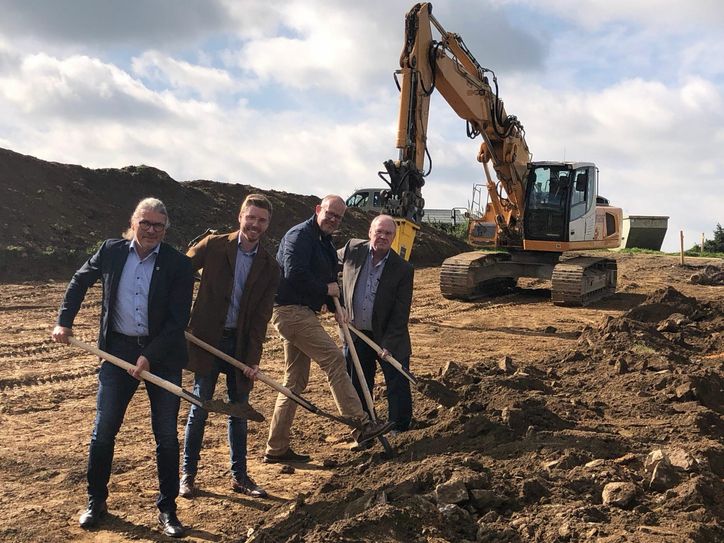 Bürgermeister Bernd Goffart, Ortsvorsteher Daniel Scheen-Pauls, Beigeordneter Frank Prömpeler und Frank Diefenbach (Weber Consult) legen Hand an im neuen Straucher Baugebiet »Südlich Weißenborn«. Foto: T. Förster