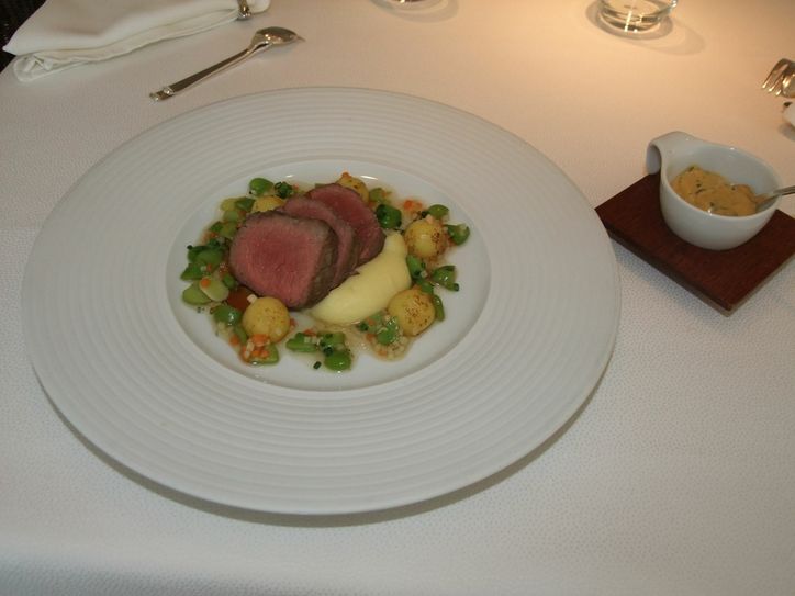 Scheiben vom Entrecôte, Cassoulet von grünen Bohnen, geräuchertes Kartoffelpüree, Sauce Bernaise.