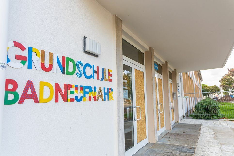 An der Grundschule Bad Neuenahr mussten unter anderem viel Fensterscheiben provisorisch durch Holzplatten ersetzt werden. Foto: Stadt BNA