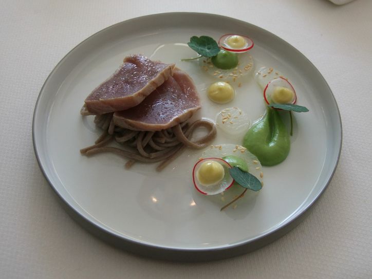 Yello Fin Thunfisch, Limonen-Rettich, Wasabi Mayonnaise, Avocado-Crème.
