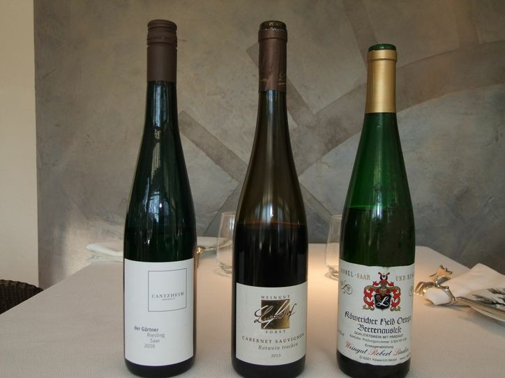 2016 "Der Gärtner", Riesling, trocken, Weingut Cantzheim, Saar 2015 Cabernet Sauvignon, trocken, Weingut Lucashof, Pfalz. 1989er Köwericher Held, Beerenauslese, Weingut Linden, Köwerich